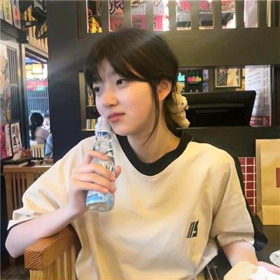 青笺未寄误红妆